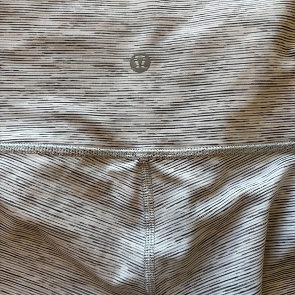 Lululemon Wunder Under High-Rise 1/2 Tight *Luxtreme 17" Size 4 - Picture 3 of 4